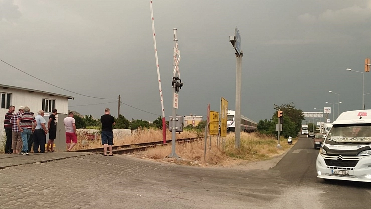 2 kişiye tren çarptı: 1 ölü, 1 yaralı