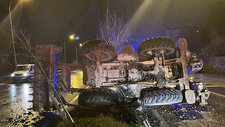 İş makinesi refüje devrildi: 2 yaralı