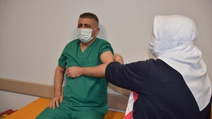 Başhekim aşı oldu