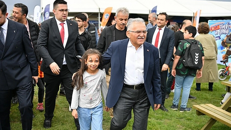Başkan Büyükkılıç, Çocuk Kitap Fuarı ve Şenliği'nde
