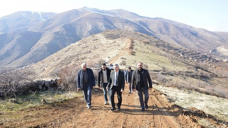 Yol çalışmalarını inceledi