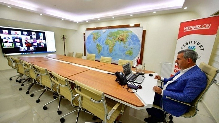 Başkan Çınar, birim müdürleriyle telekonferans üzerinden görüşüyor