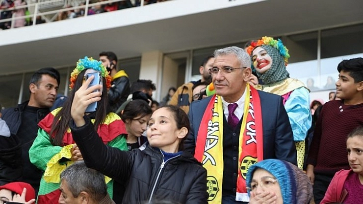 Kupa maçını özel çocuklarla birlikte izledi