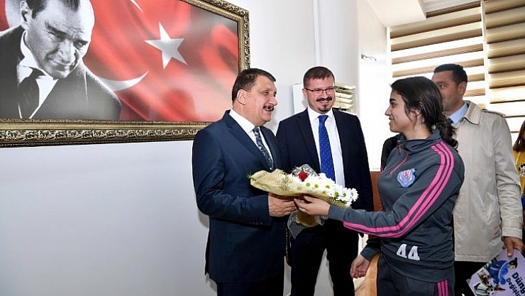 Bayan futbol takımına destek