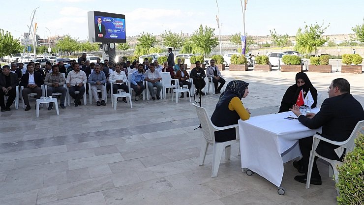 Başkan Mehmet Canpolat, alana masa kurup vatandaşı dinledi