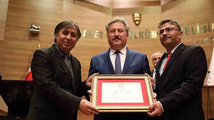 Kayseri'nin başkanı mazbatasını aldı