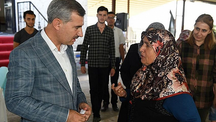 Hem anlatıyor hem dinliyor 