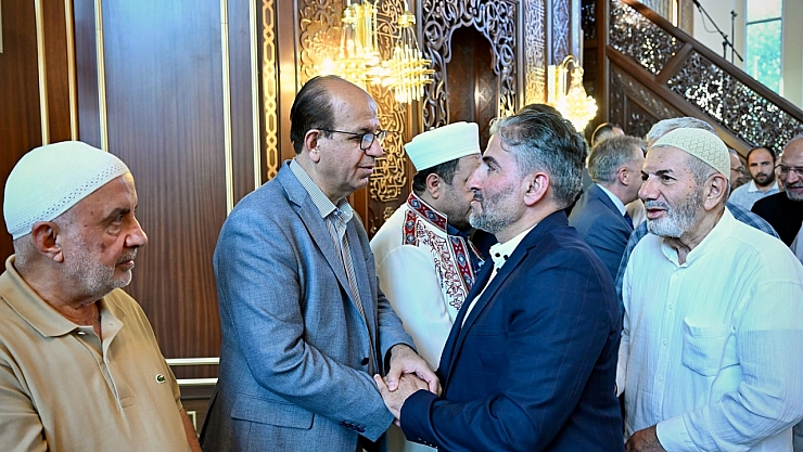 Başkanı Geçit, bayram namazında vatandaşlarla buluştu