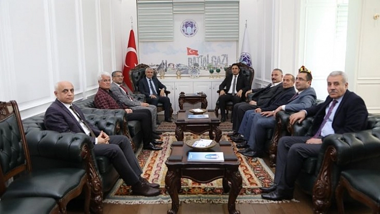Depremin izleri siliniyor