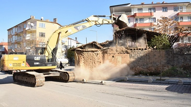 Metruk binalar tek tek yıkılıyor