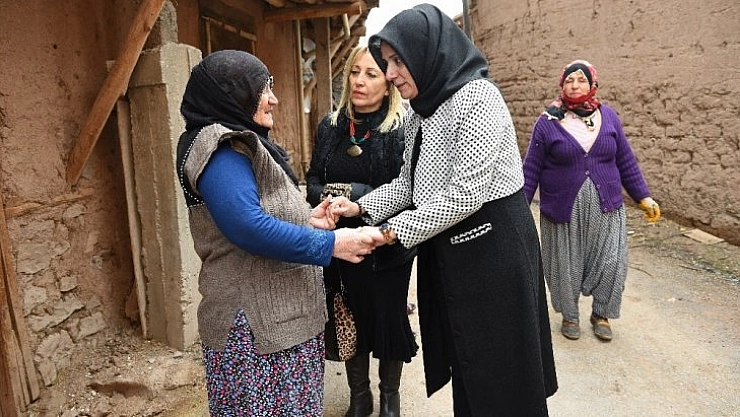 Depremzedelere kıyafet yardımı