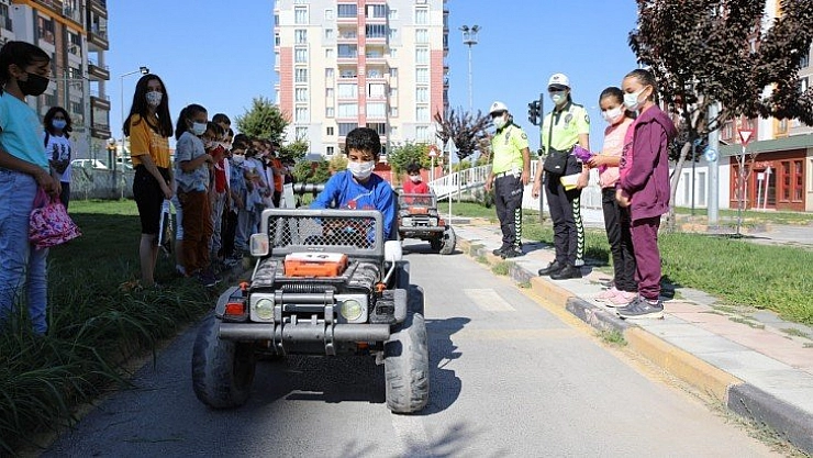 Trafik kurallarını uygulamalı öğrendiler