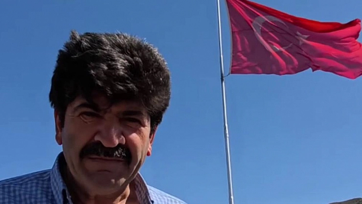 'Bayrak Adam' her tepeye Türk Bayrağı dikiyor