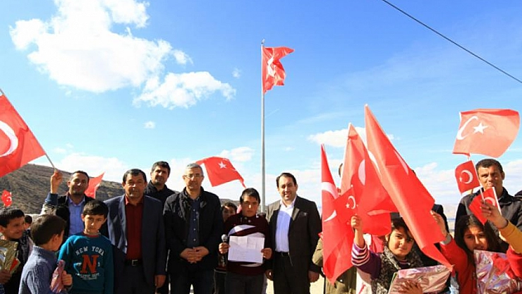 Bayrak direği istediler