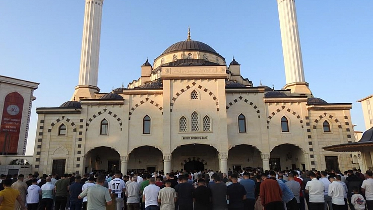 Bayram namazında camiler doldu taştı