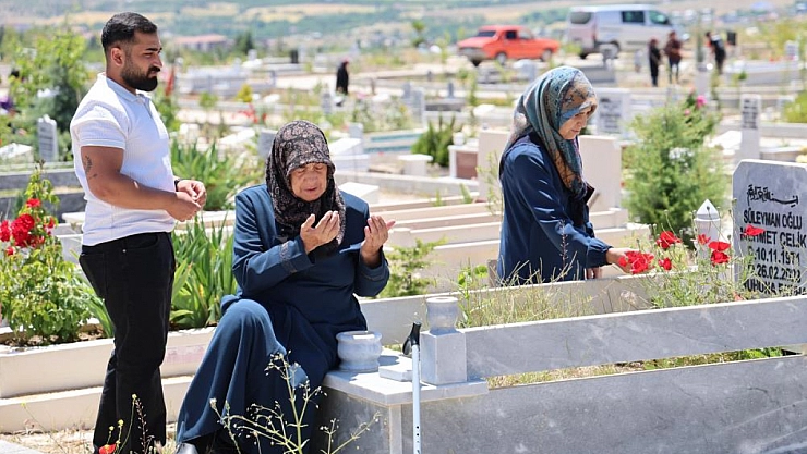 Bayram öncesi mezarlıklar ziyaretçilerle doldu