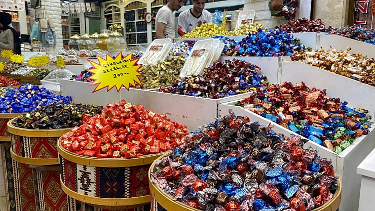 Bayram öncesi şekerler tezgahlardaki yerini aldı
