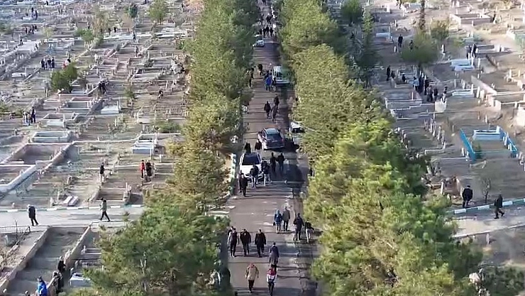 Bayramın ilk gününde mezarlıklar doldu taştı