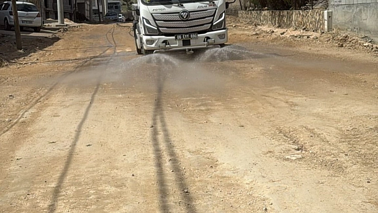 Belediye bozduğu yollara parke taşı döşemek yerine su döküyor