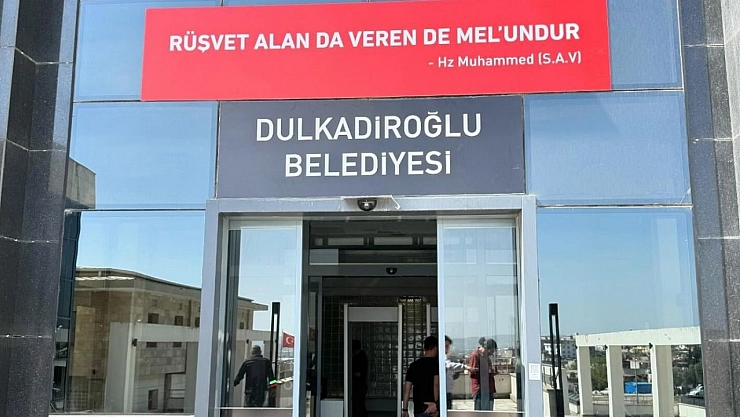 Belediye kapısına bakın ne asıldı!
