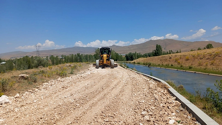 Belediye yol çalışmalarını sürdürüyor