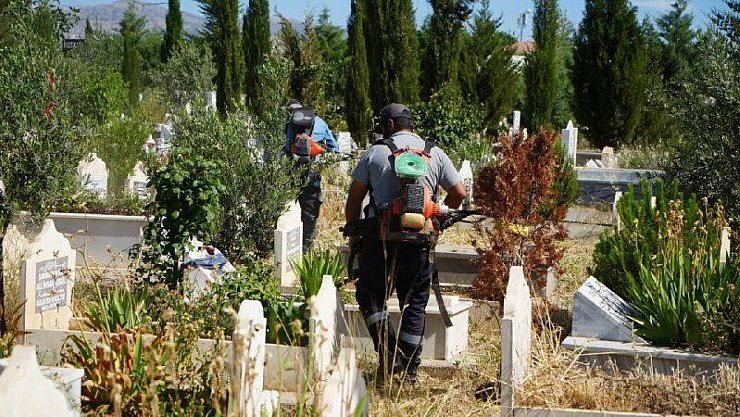 Belediyeden bayram öncesi mezarlıklarda temizlik çalışması