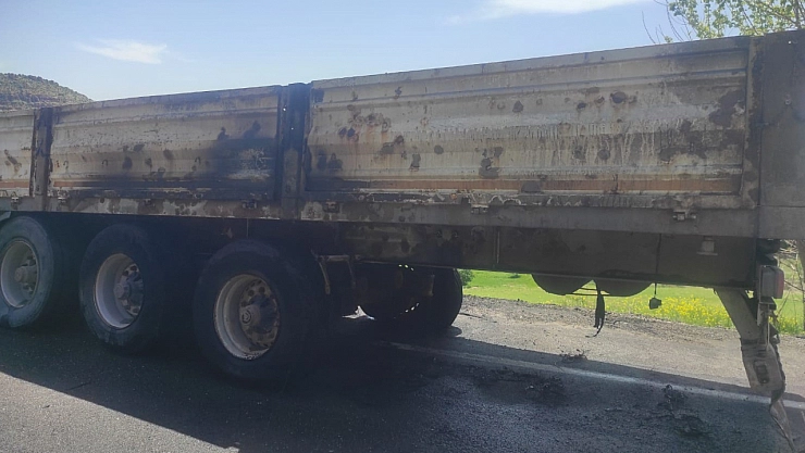 Besni'de seyir halindeki tır alev aldı