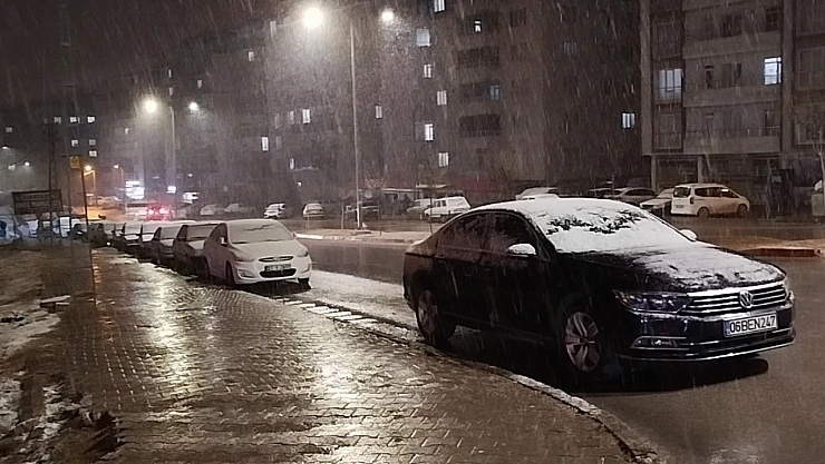 Besni ilçesinde kar yağışı etkili oluyor