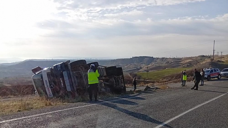 Beton mikseri devrildi