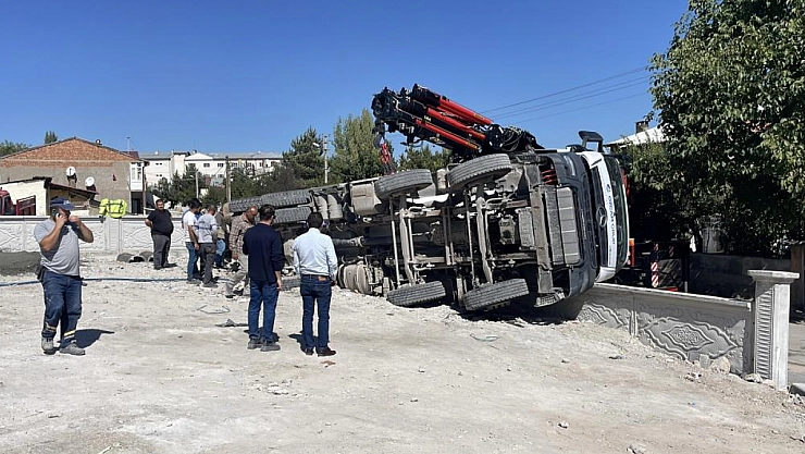 Beton mikseri devrildi