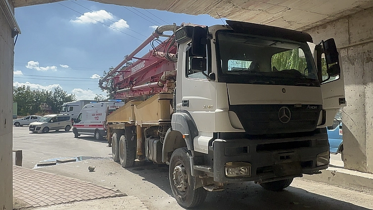 Beton pompa aracı alt geçide çarptı