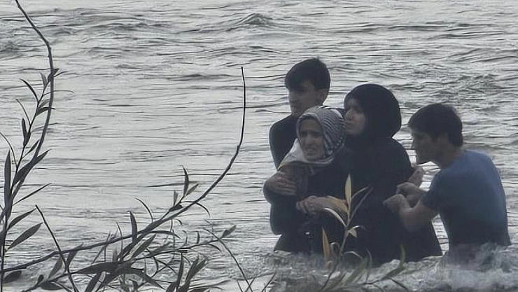Beyhan Barajı kapakları açıldı! 4 kişilik aile ölümden döndü