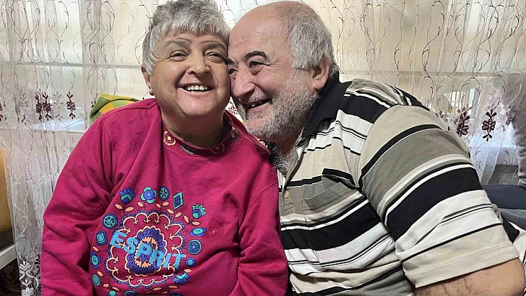 Felçli eşine, 13 yıldır gözü gibi bakıyor