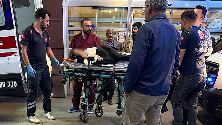 Bıçağı karnına saplayarak ağır yaralandı