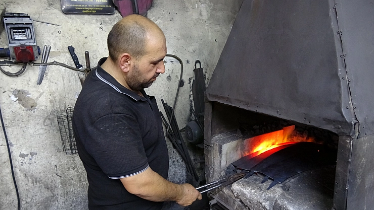 Bıçak ustasının yaptığı dev et satırı, 60 bin TL'ye alıcısını bekliyor