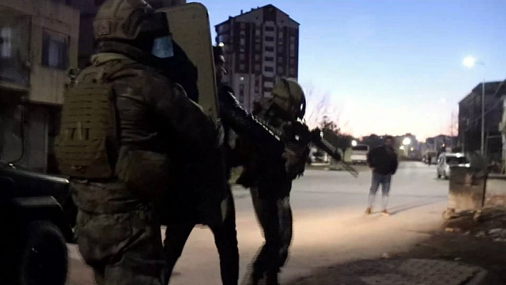 Bin 74 personel ile eş zamanlı operasyon