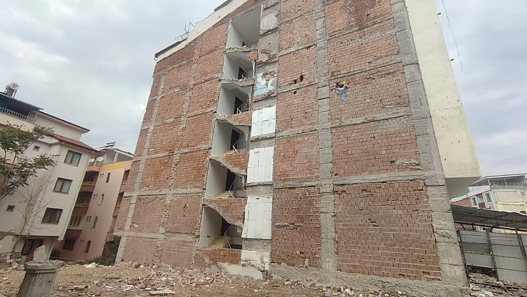 Bina yıkıldı, merdiven çıplak kaldı
