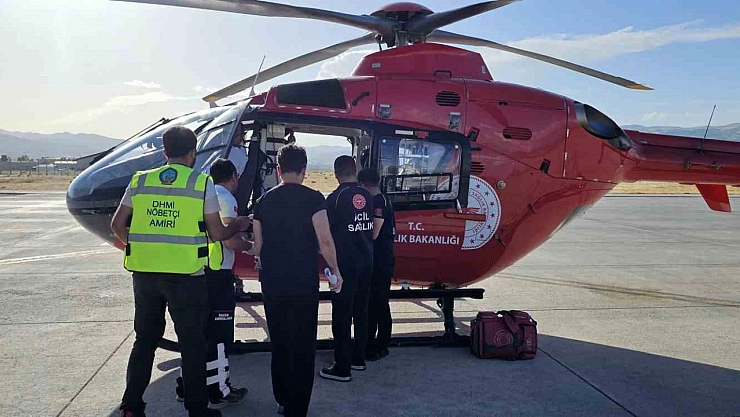 Ambulans yaşlı hasta için havalandı