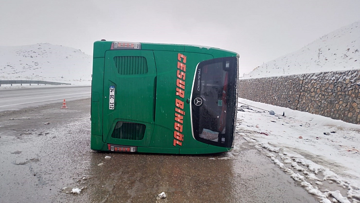 Bingöl'de yolcu otobüsü devrildi: 2 ölü, 16 yaralı
