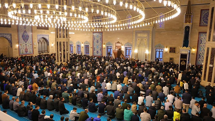 Binlerce kişi Abdülhamid Han Camii'nde bayram namazı kıldı