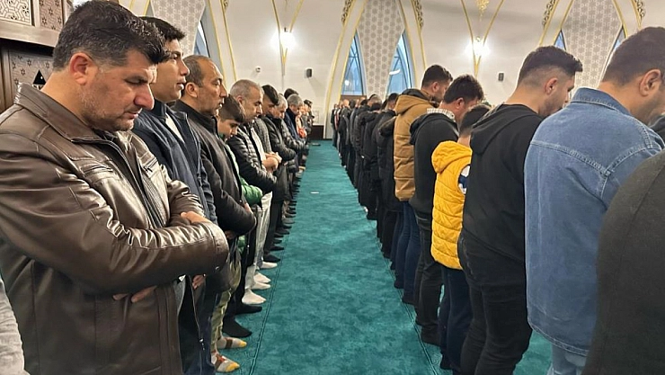 Binlerce kişi bayram namazı için saf tuttu