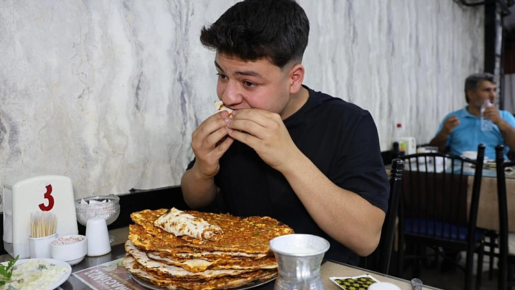 Bir oturuşta 15 lahmacun yiyor