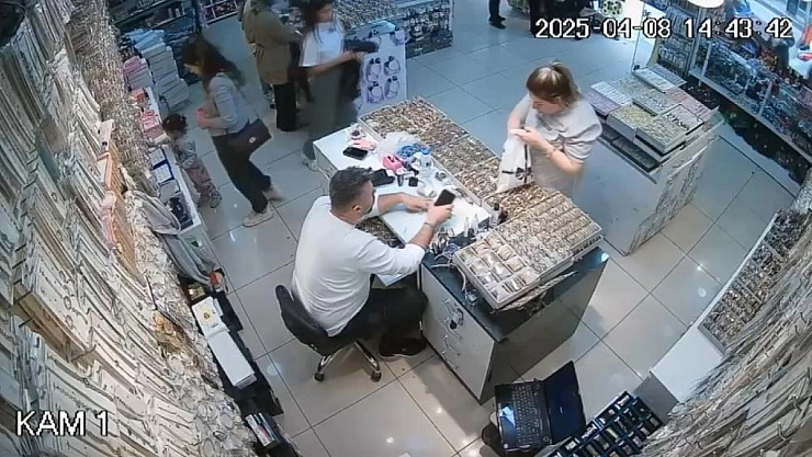 Bir poşet dolusu altını, sahiplerine teslim etti