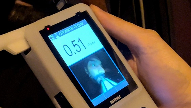 Bir promille ehliyeti kaptırınca kendine böyle bela okudu....