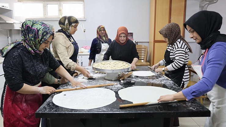 Bir yandan eğitim diğer yandan bayram hazırlığı