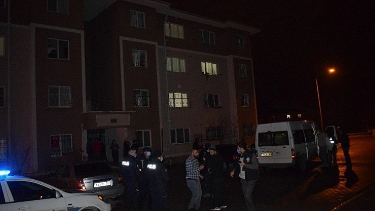 Birbirlerini bıçaklayan çift kurtarılamadı