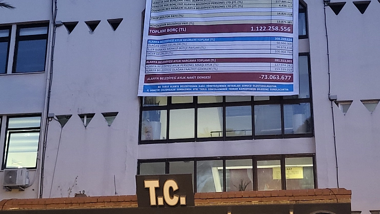 Borç listesini belediye binasına astı!