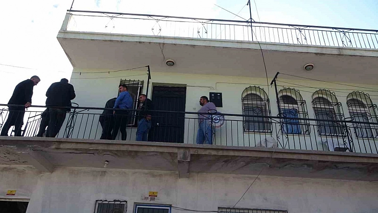 Eski polis bıçakla kendine zarar verdi