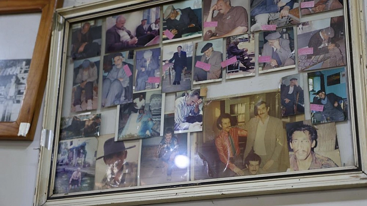 Bu kahvehaneye gelen uyuyor