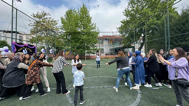 Anneler, çocukların yerini aldı.